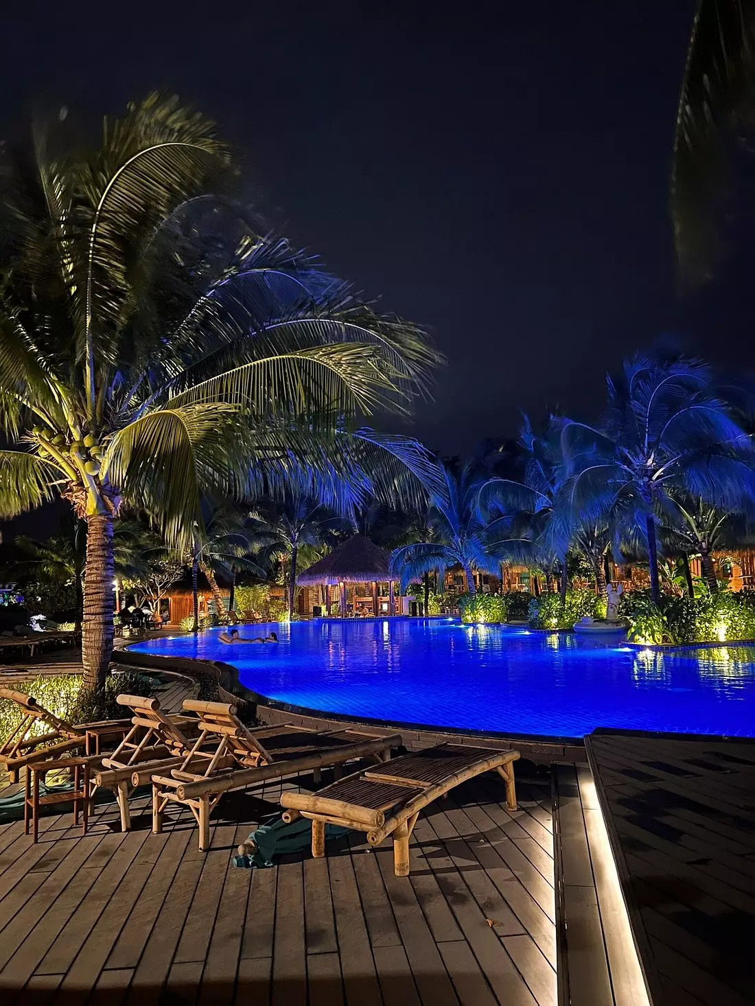 کنار استخر هتل فی‌فی کوکو بیچ شب